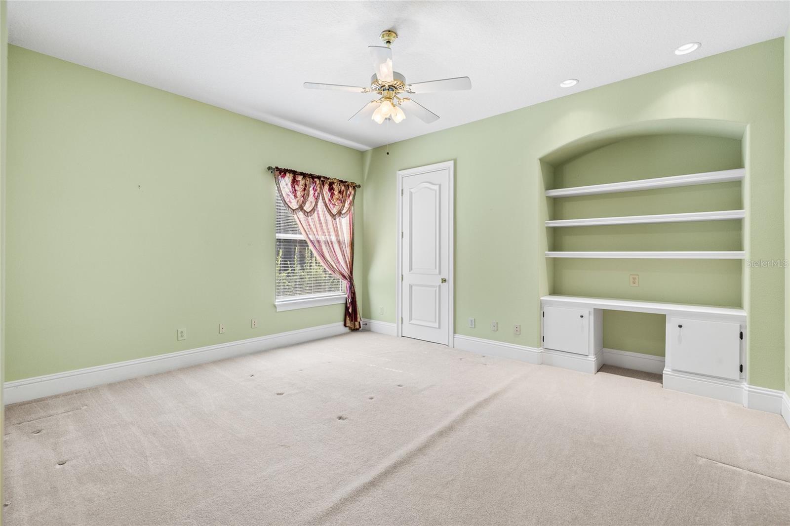 6800 WISTERIA LOOP