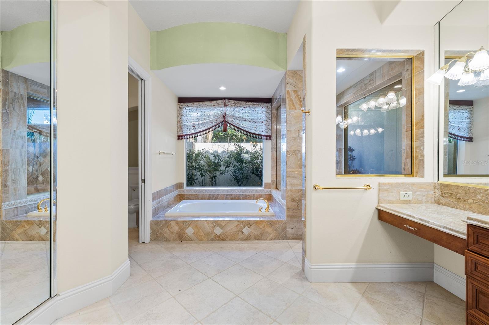 6800 WISTERIA LOOP