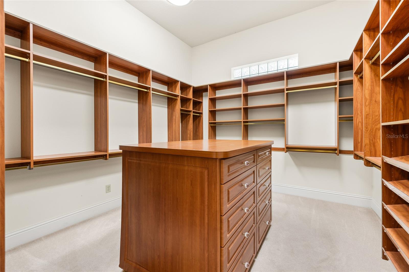 6800 WISTERIA LOOP