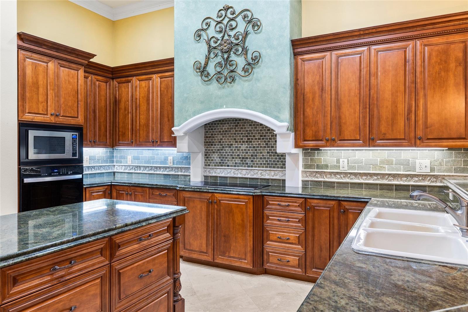 6800 WISTERIA LOOP