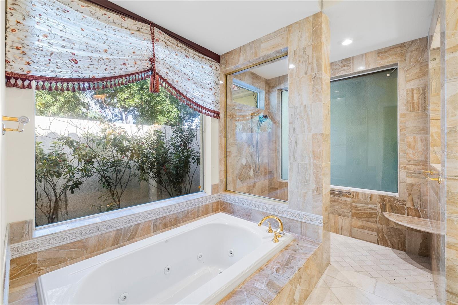 6800 WISTERIA LOOP