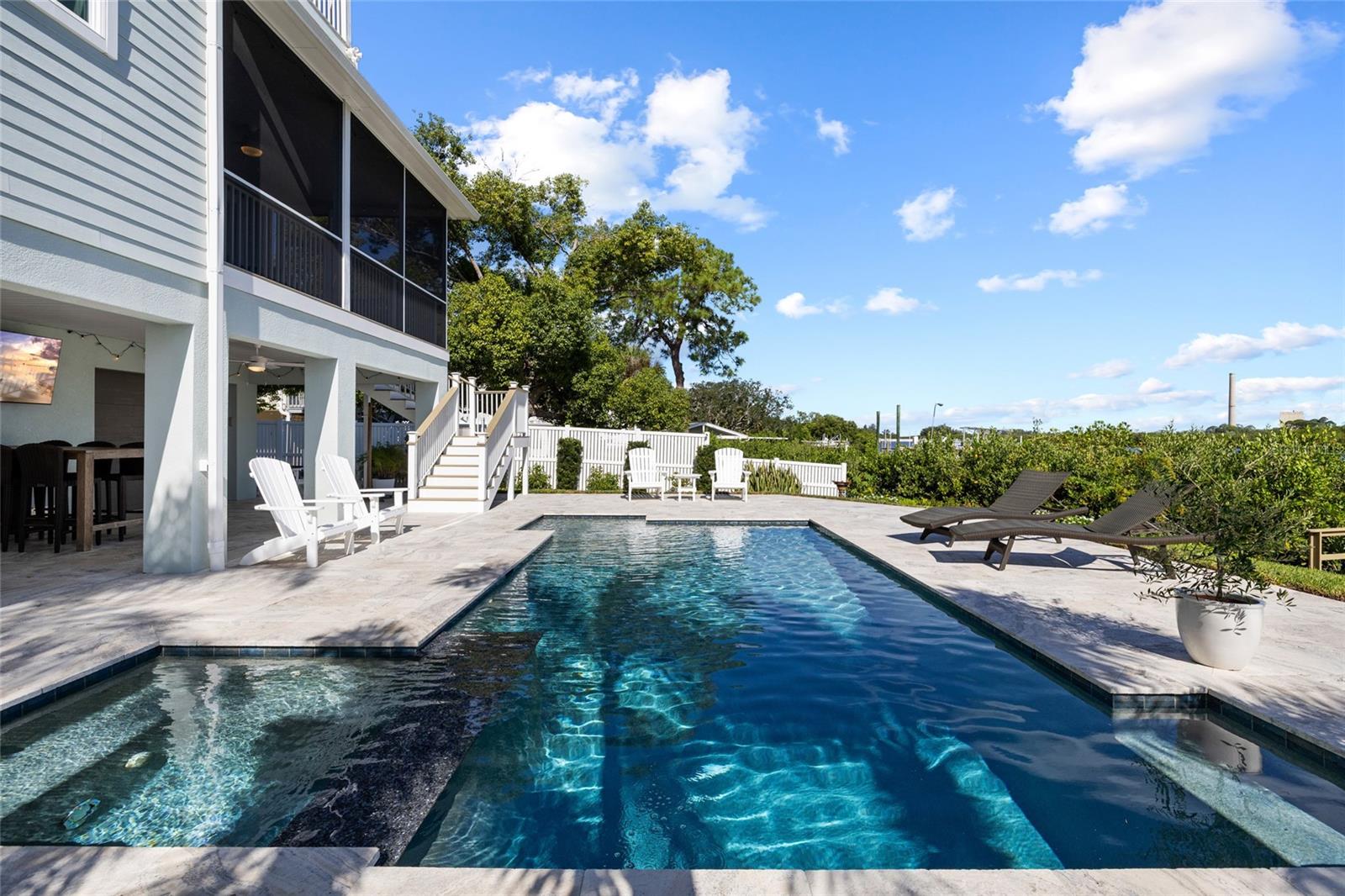 1512 RIVERSIDE DR