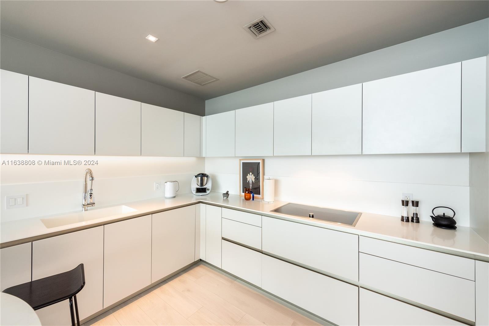 16901 Collins Ave # 2404