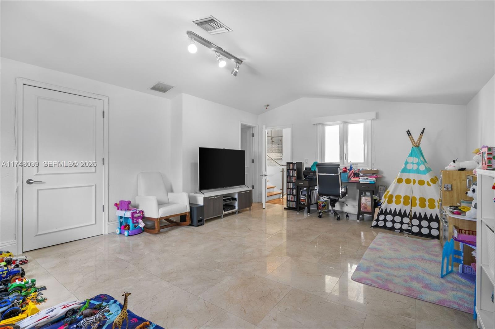 6 Coconut Ln