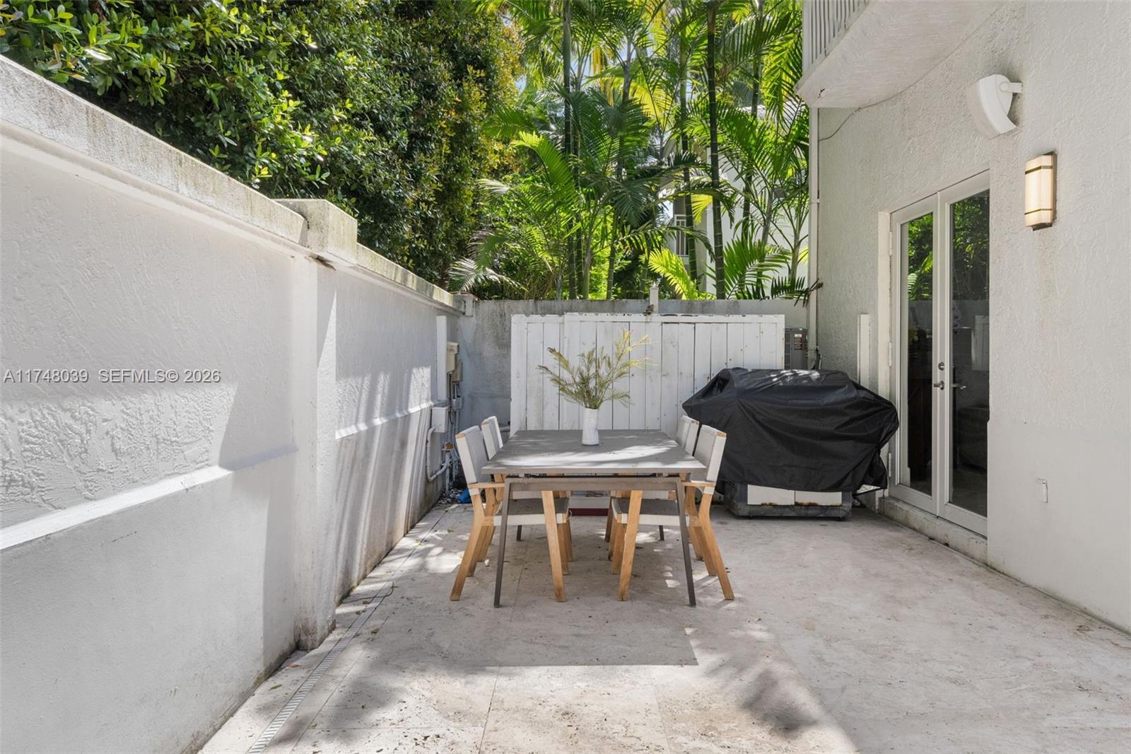 6 Coconut Ln