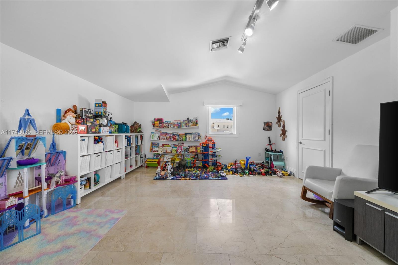 6 Coconut Ln