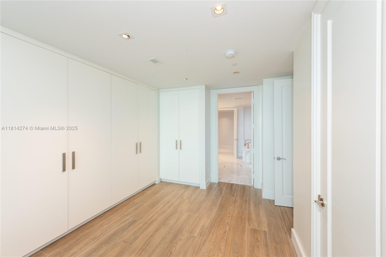 10295 Collins Ave # 2506