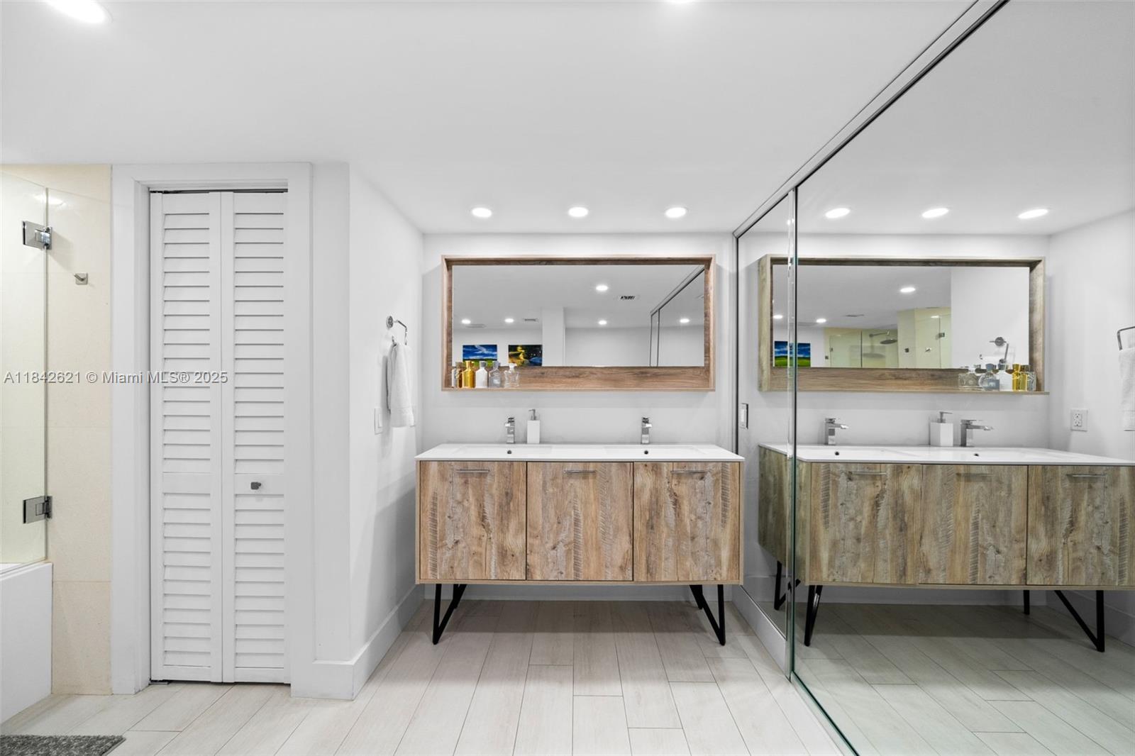 600 Grapetree Dr Unit: 9CN