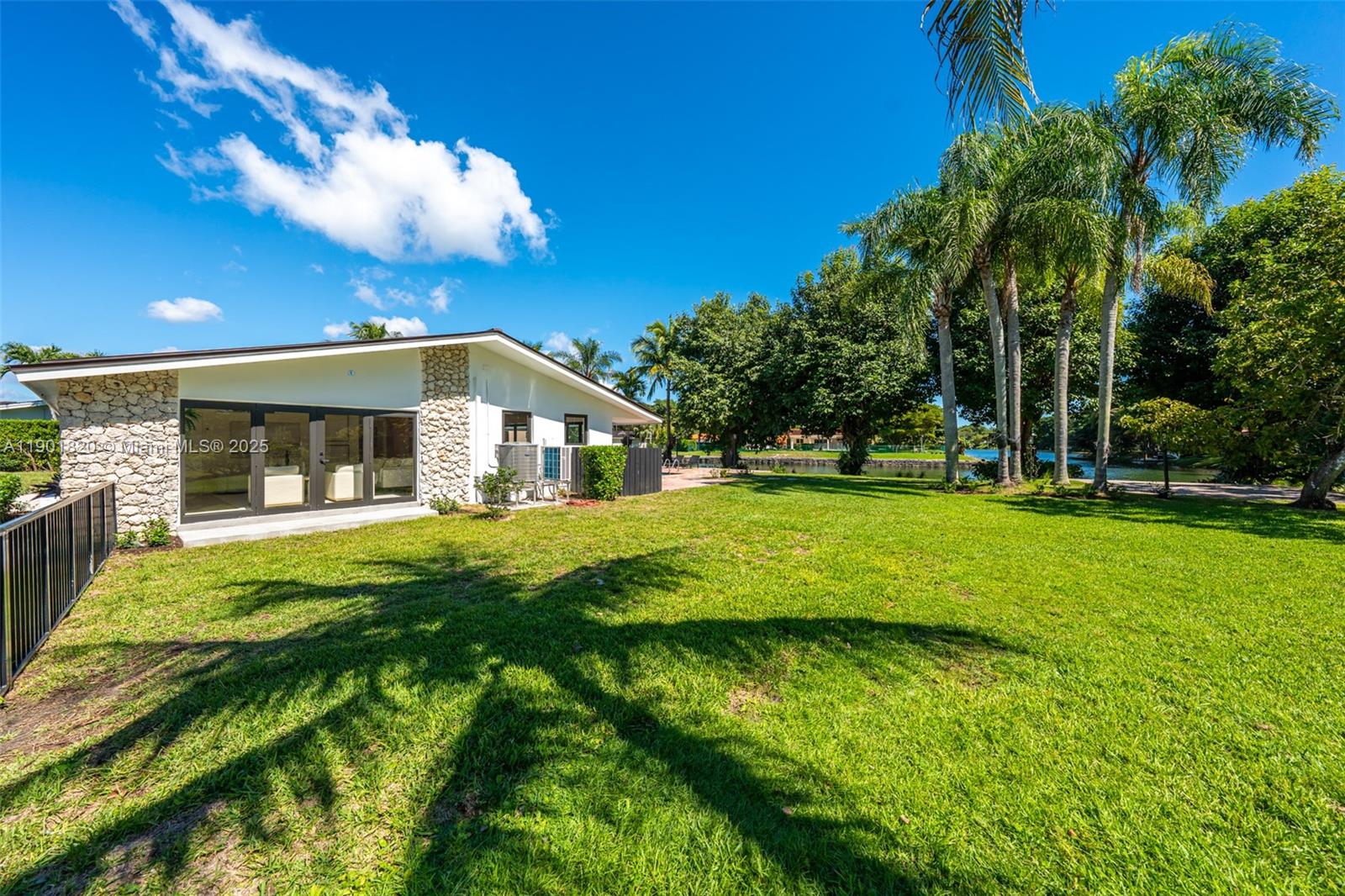 10945 SW 75th Ct, Pinecrest