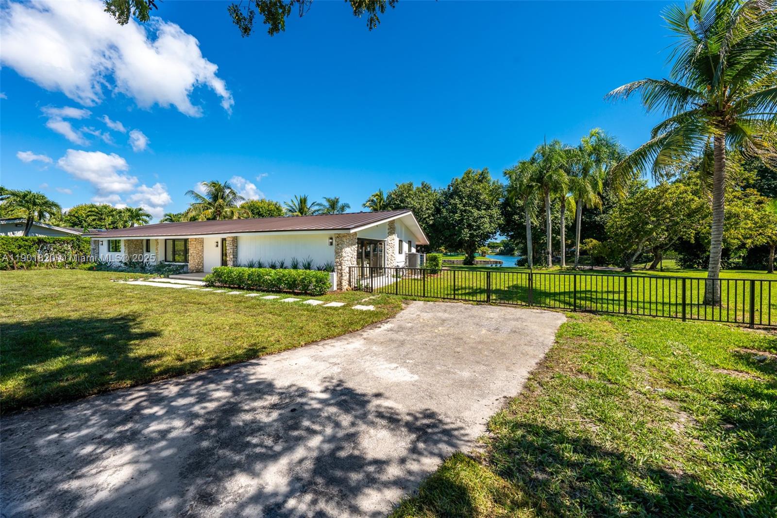 10945 SW 75th Ct, Pinecrest