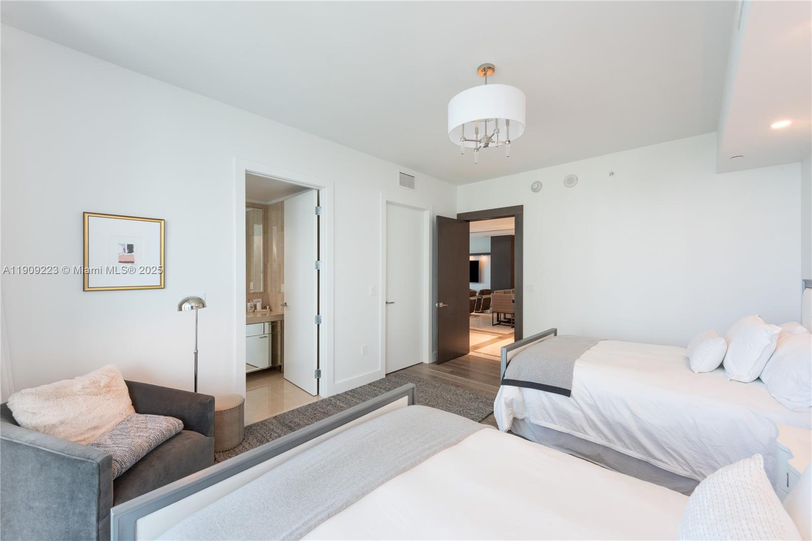 17475 Collins Ave # 701