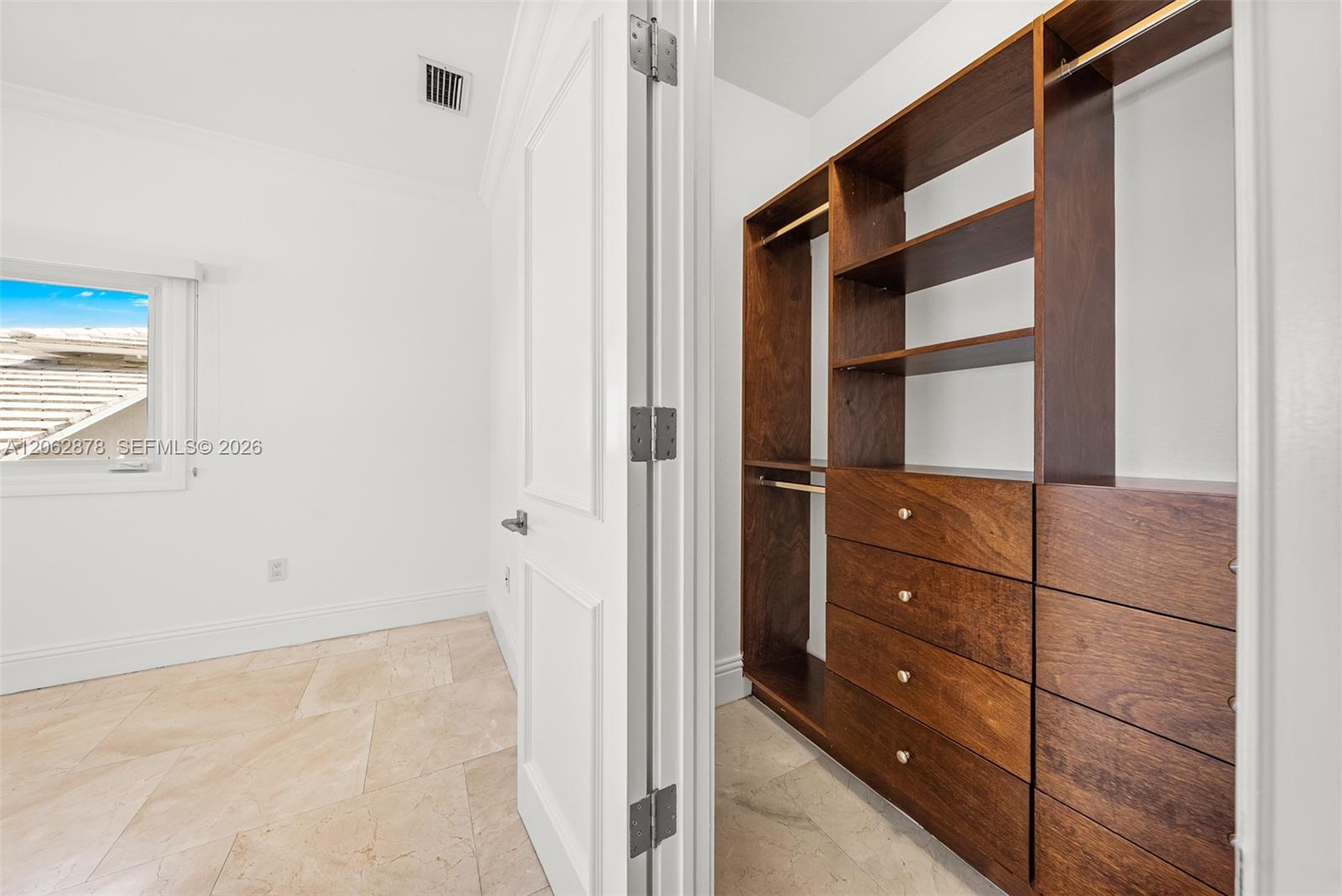 6 Coconut Ln