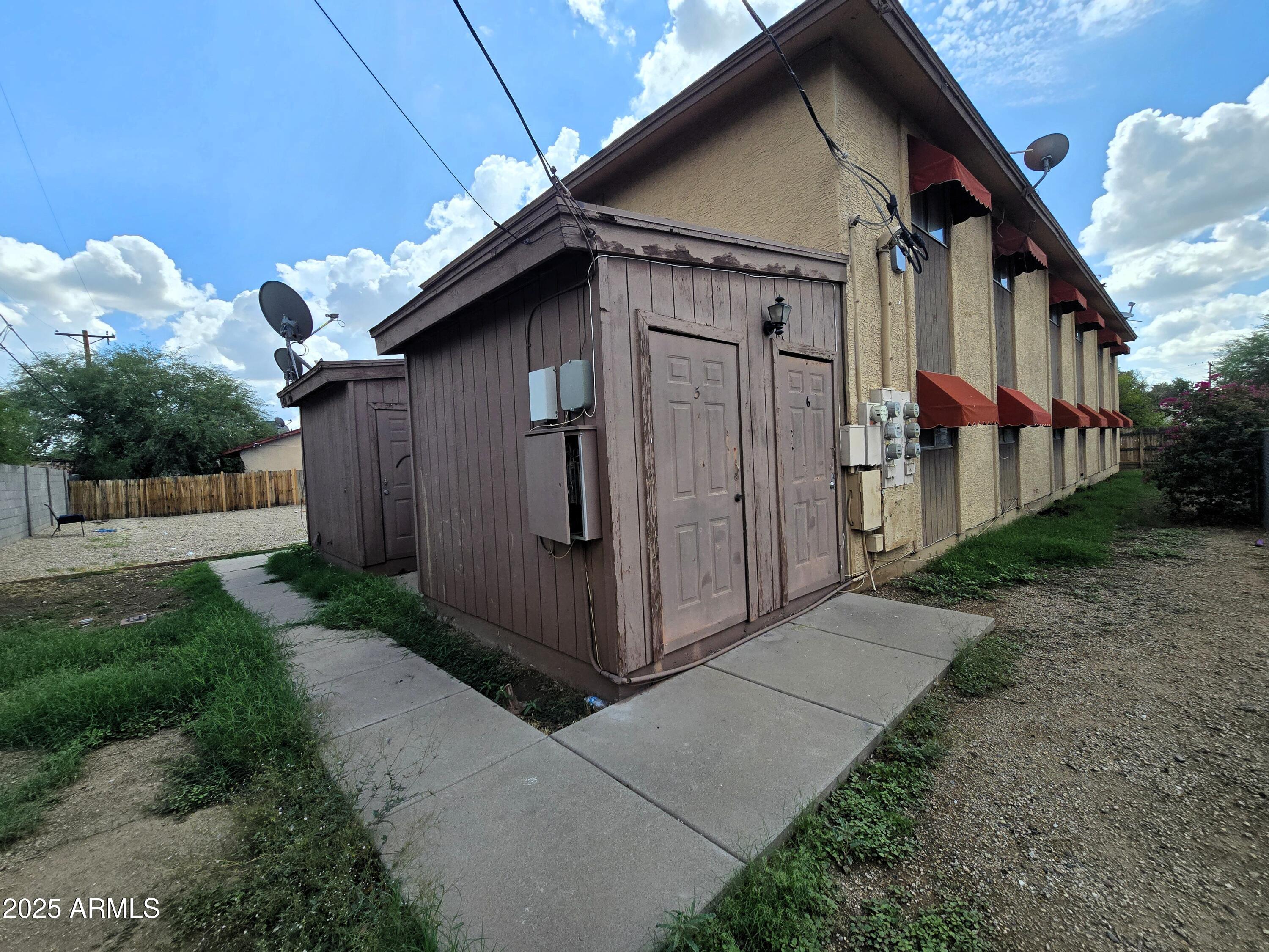 2118 W BELMONT Avenue