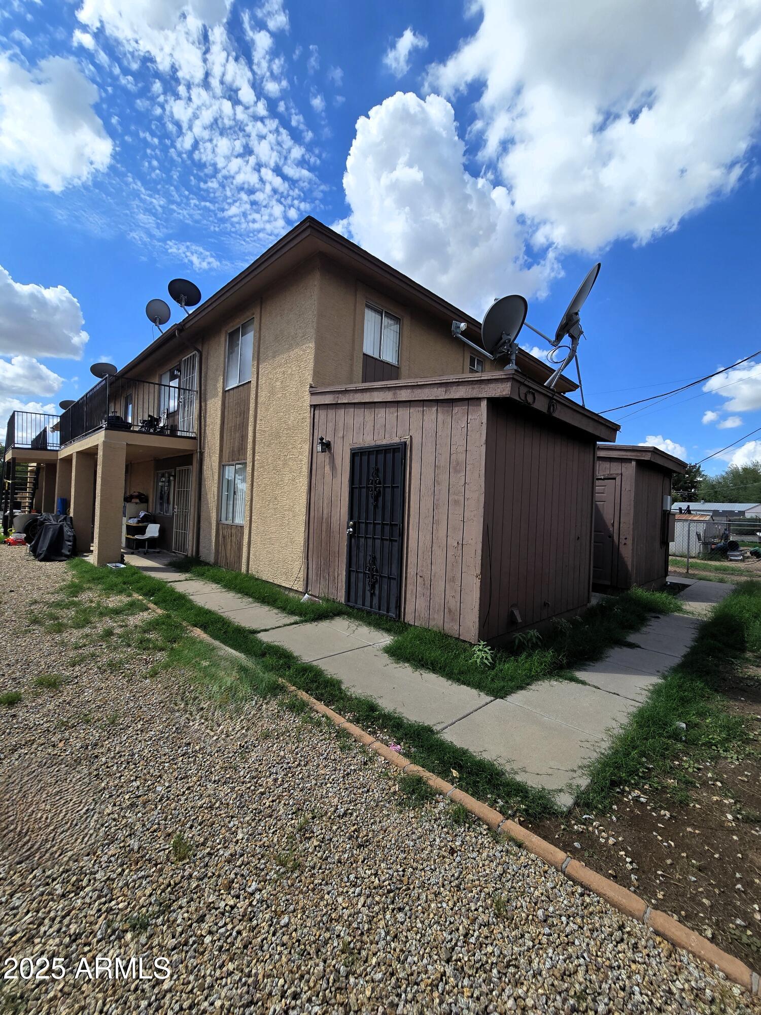 2118 W BELMONT Avenue