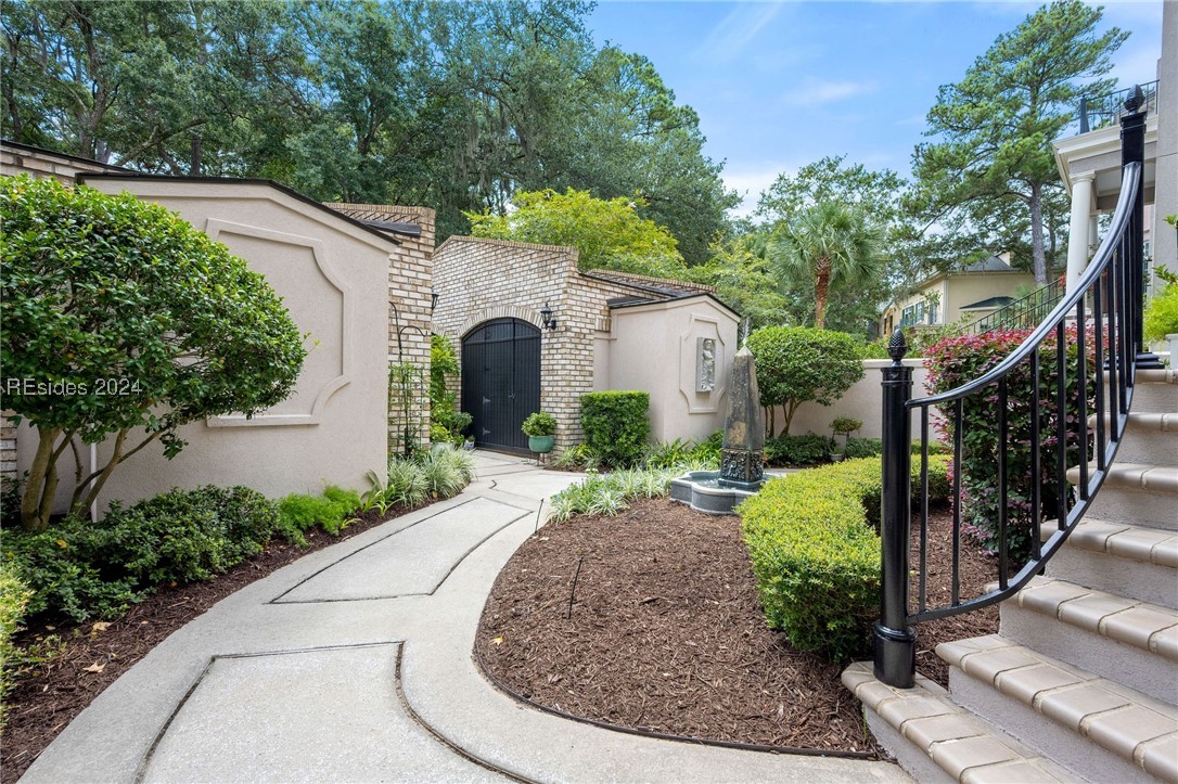 94 Crosstree Drive N