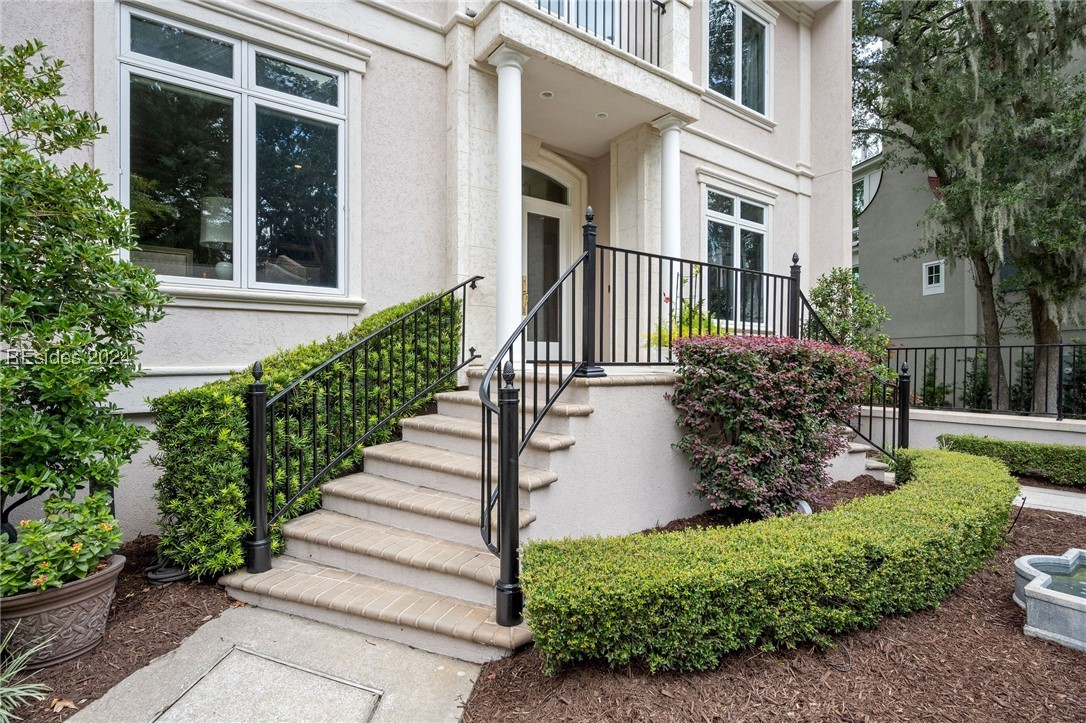 94 Crosstree Drive N