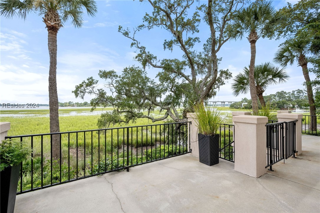 94 Crosstree Drive N