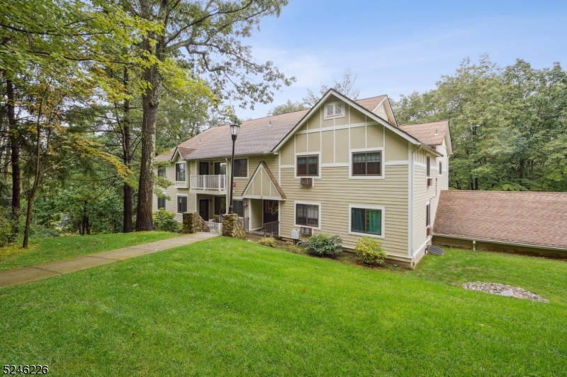 17F Foxwood Dr Unit: F