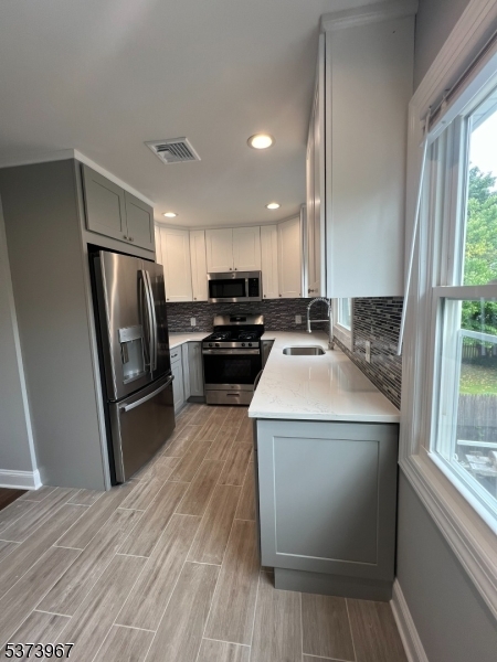 20 Van Dyke Pl