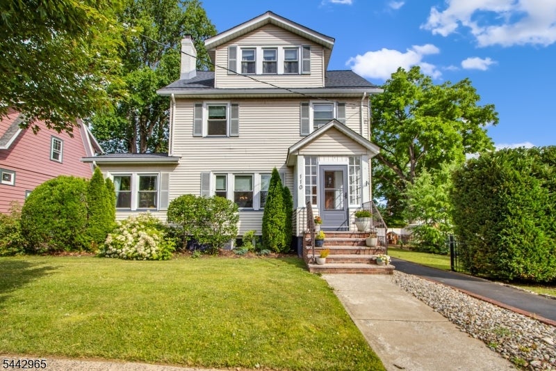 110 Lyons Pl
