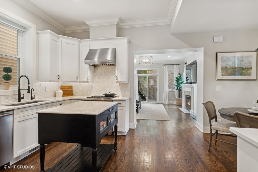 2021 W MOFFAT Street