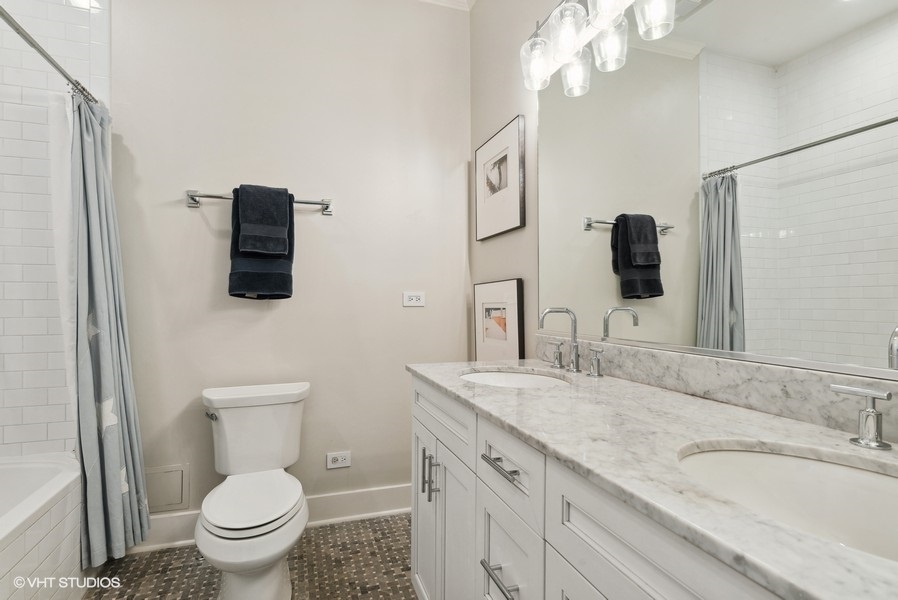 2021 W MOFFAT Street