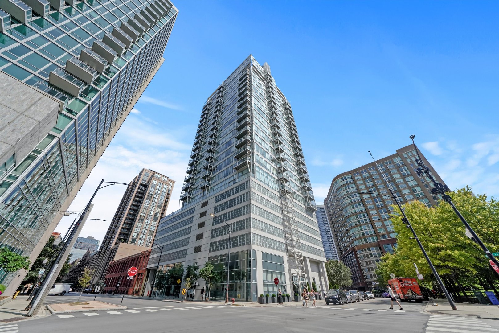 653 N Kingsbury Street Unit: 2106