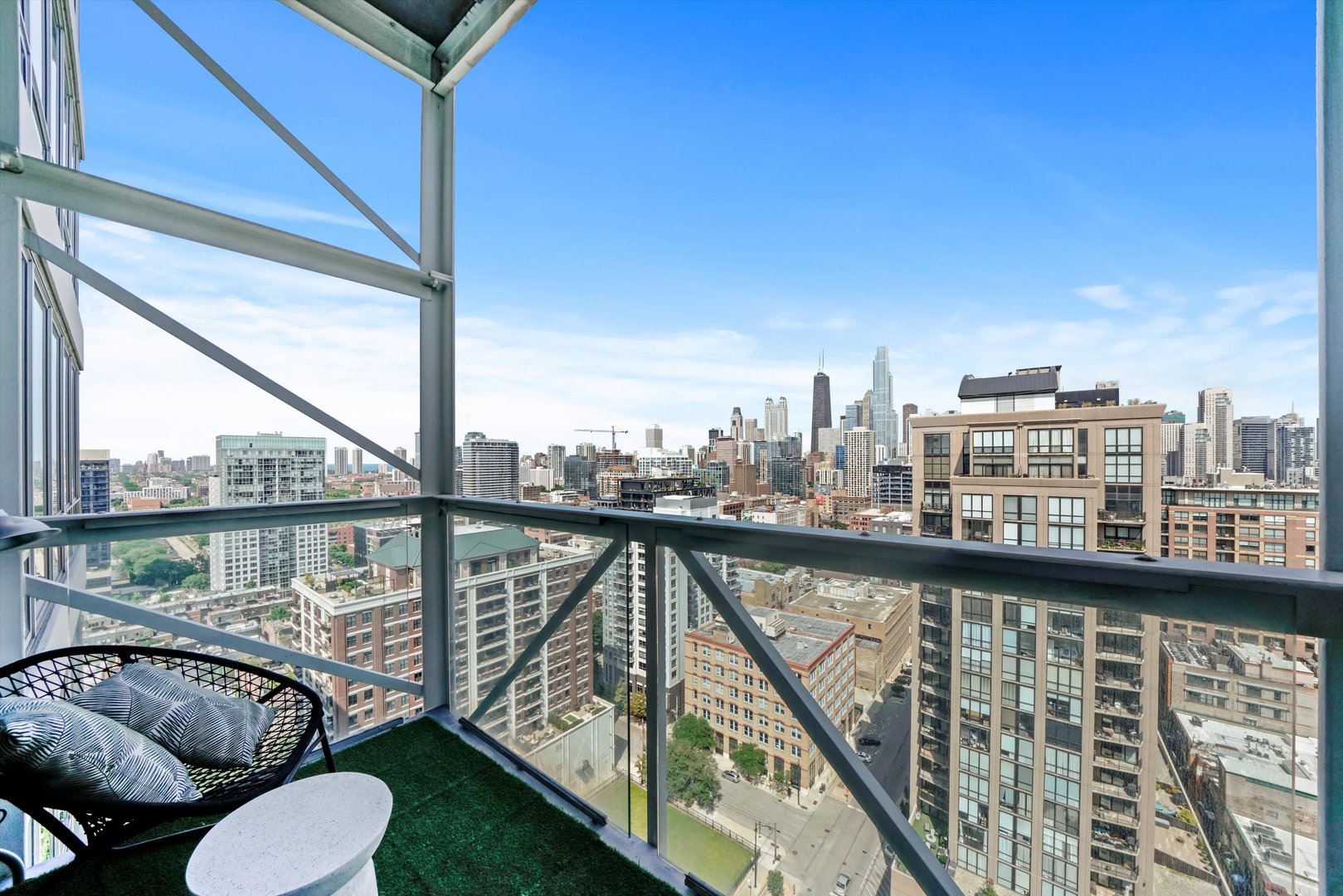 653 N Kingsbury Street Unit: 2106