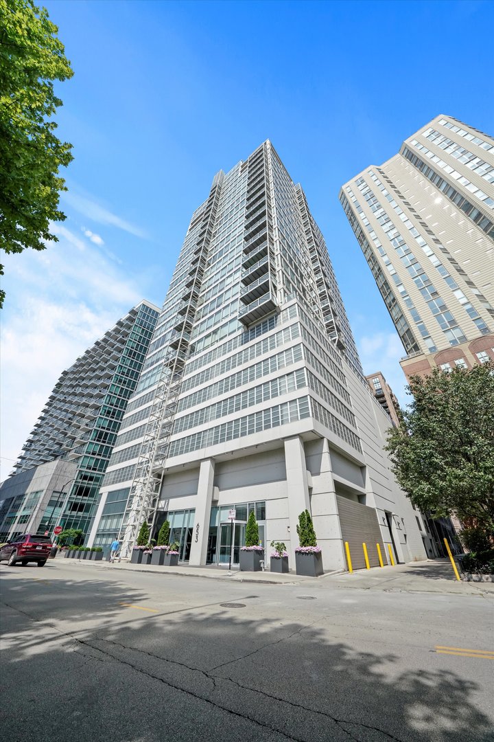 653 N Kingsbury Street Unit: 2106