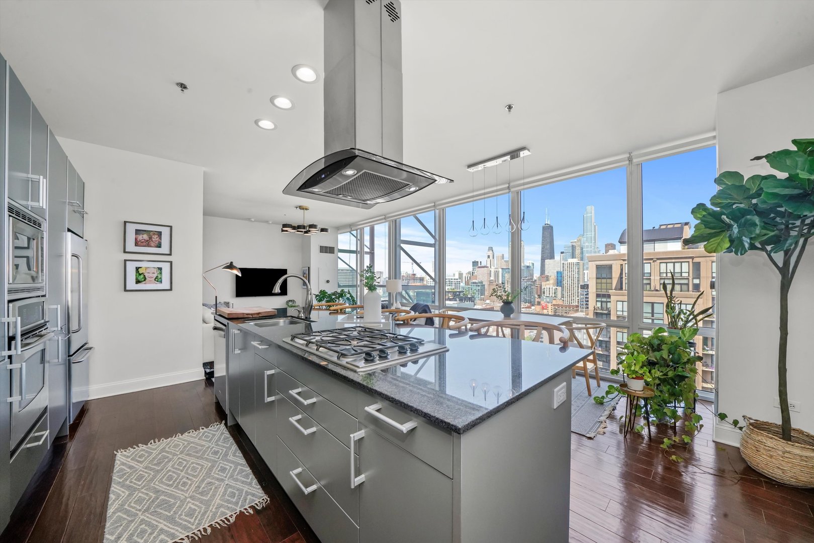 653 N Kingsbury Street Unit: 2106