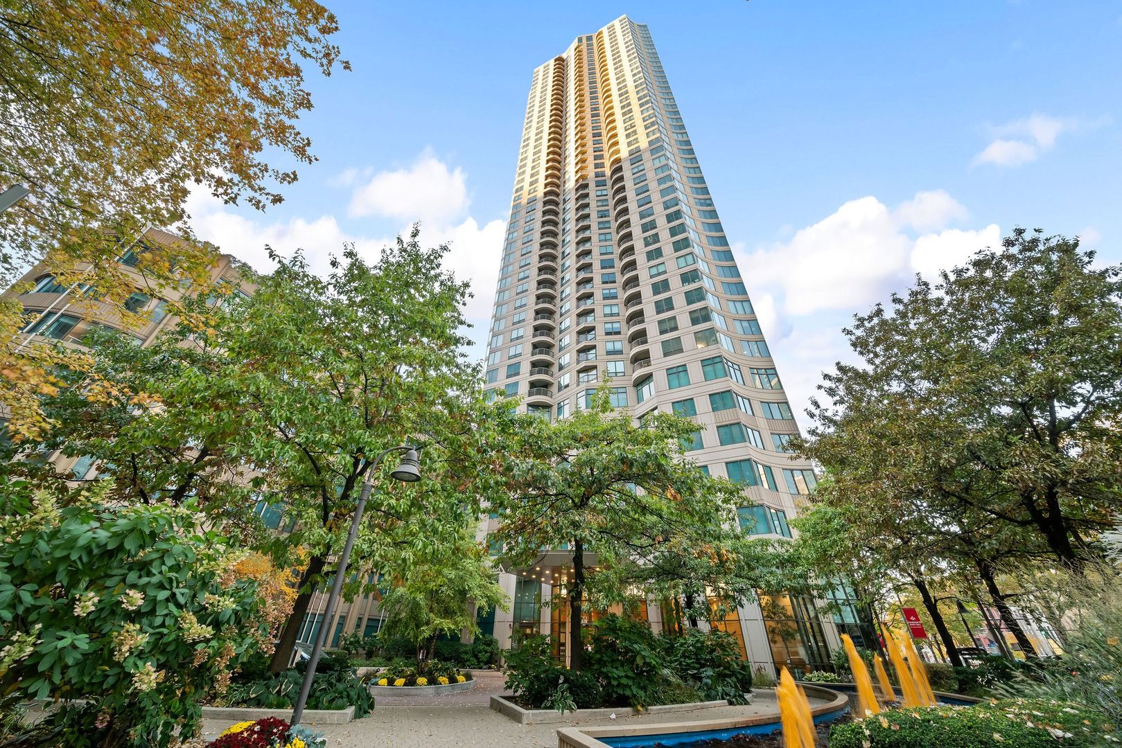 400 N LASALLE Street Unit: 1601