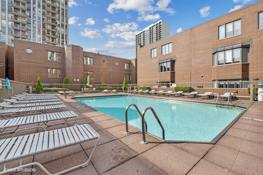1740 N CLARK Street Unit: 1720