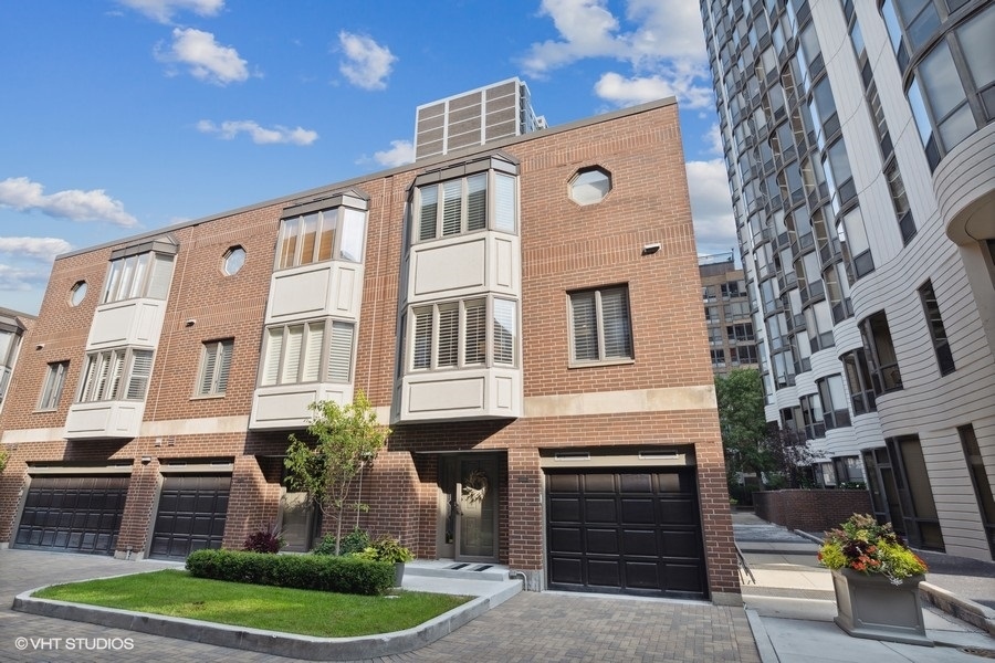 1740 N CLARK Street Unit: 1720