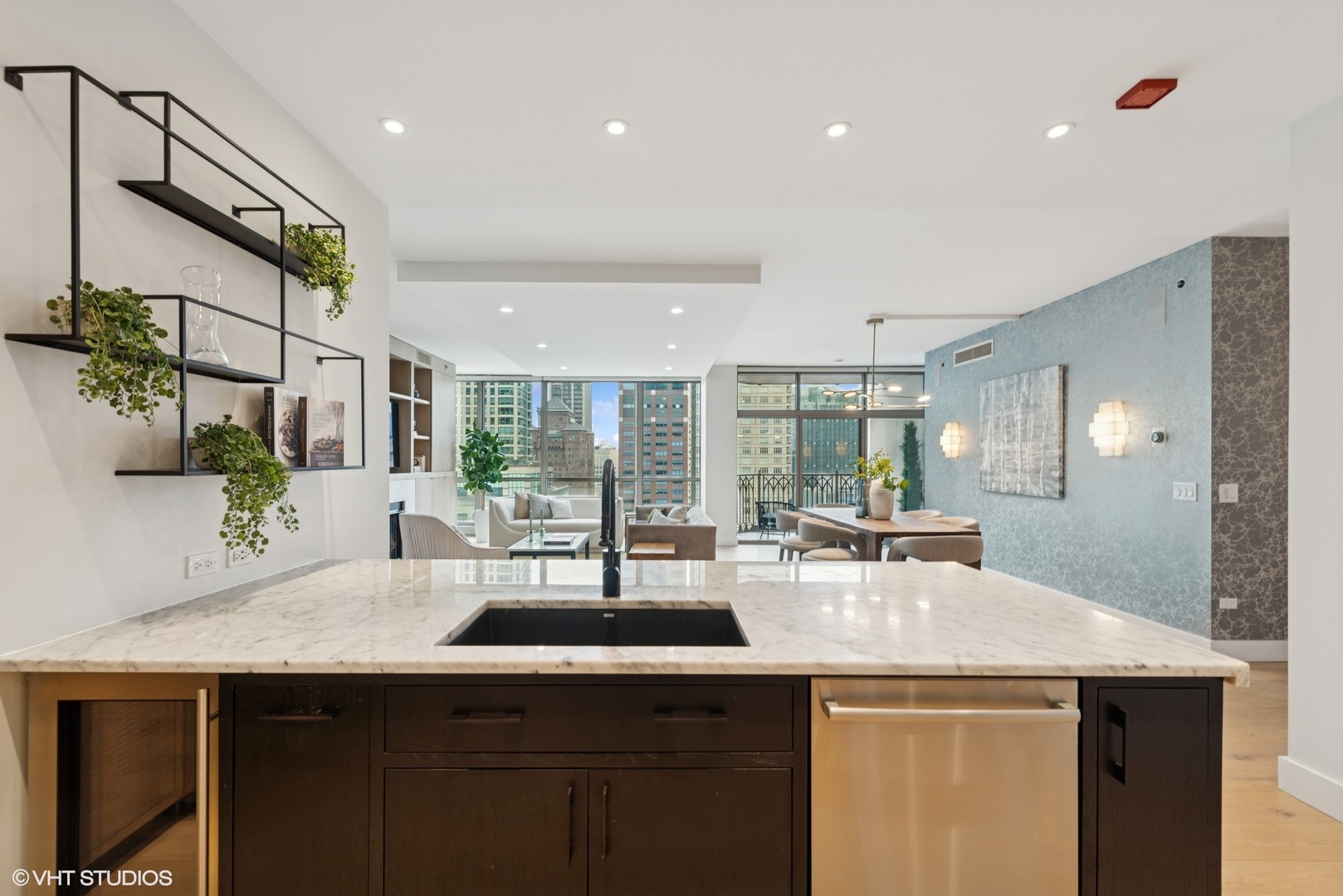 21 E Huron Street Unit: 2005