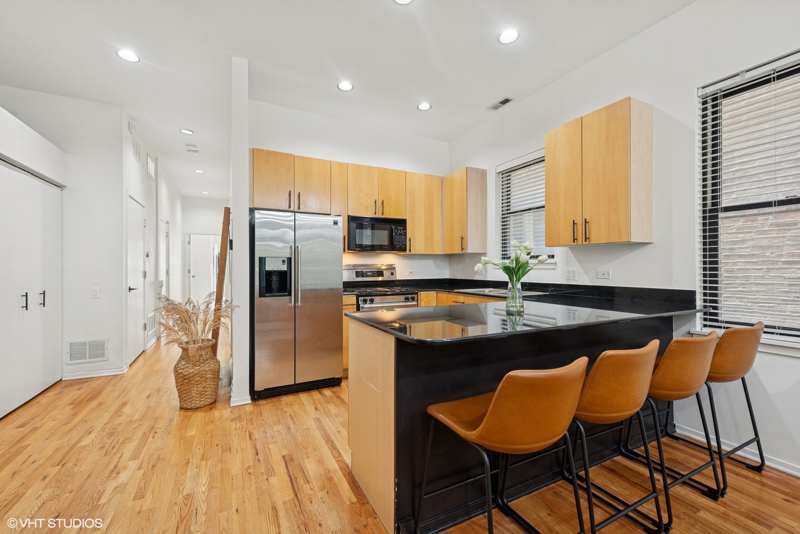 2031 W EVERGREEN Avenue Unit: 2W