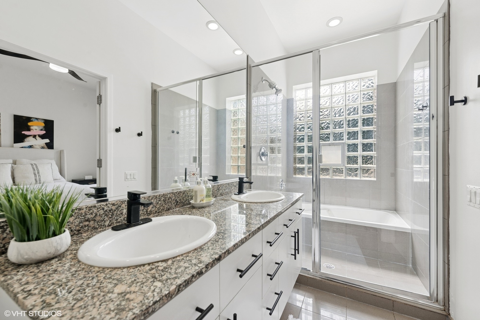 2031 W EVERGREEN Avenue Unit: 2W