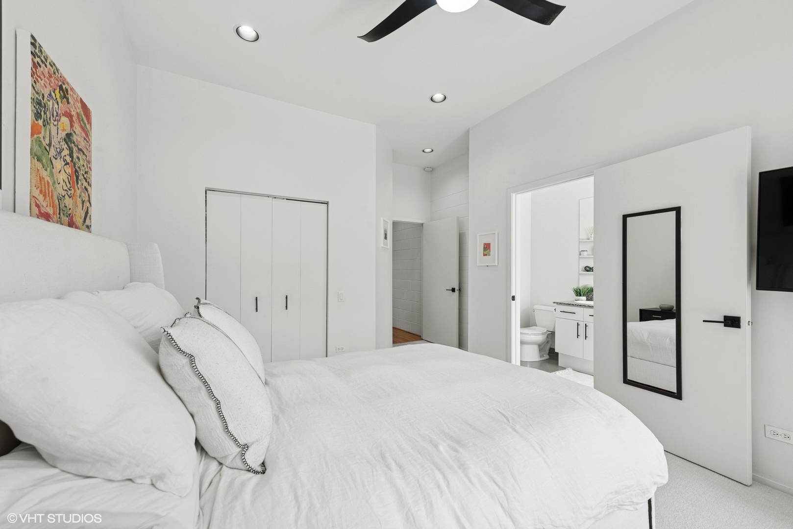 2031 W EVERGREEN Avenue Unit: 2W