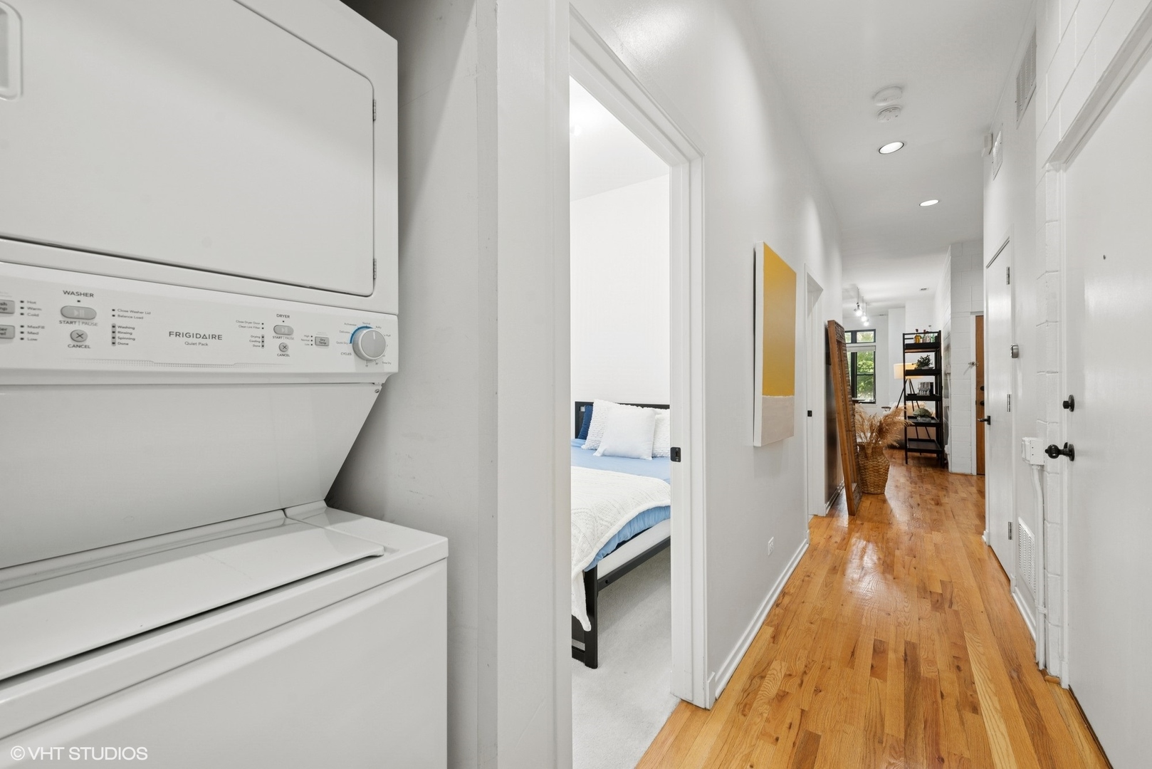2031 W EVERGREEN Avenue Unit: 2W