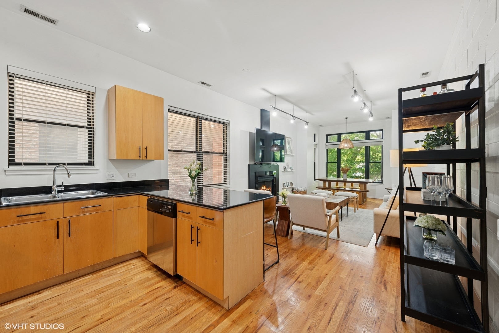 2031 W EVERGREEN Avenue Unit: 2W