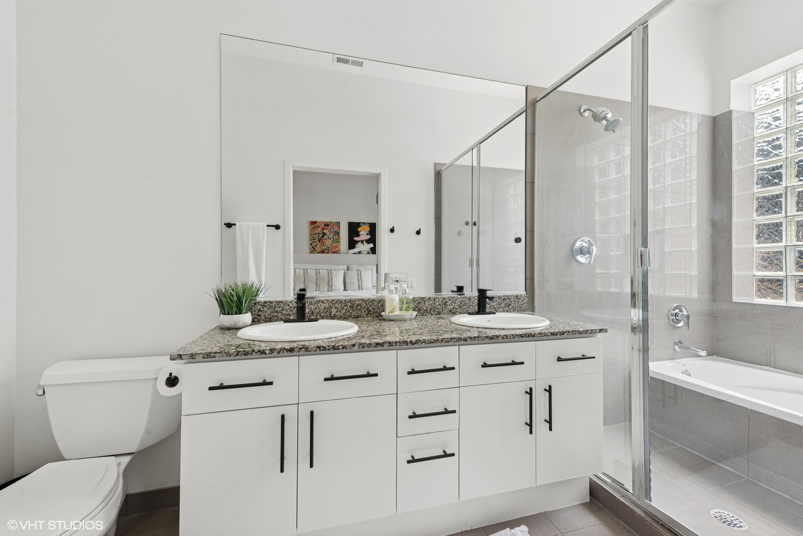 2031 W EVERGREEN Avenue Unit: 2W
