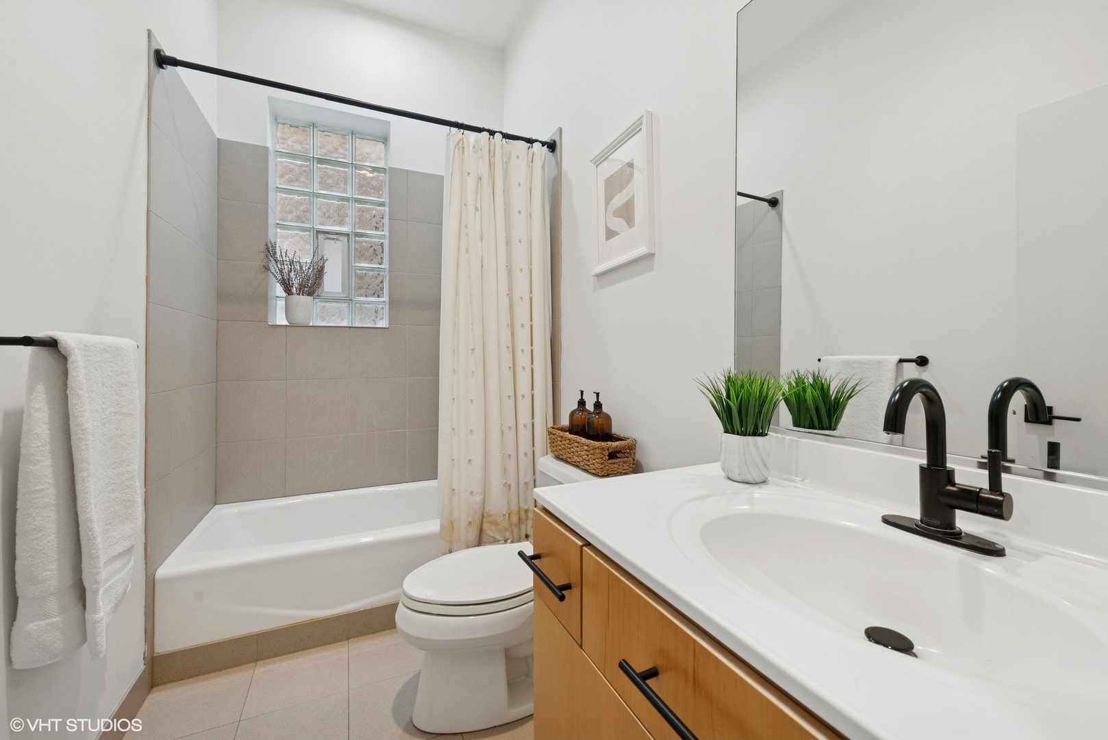 2031 W EVERGREEN Avenue Unit: 2W