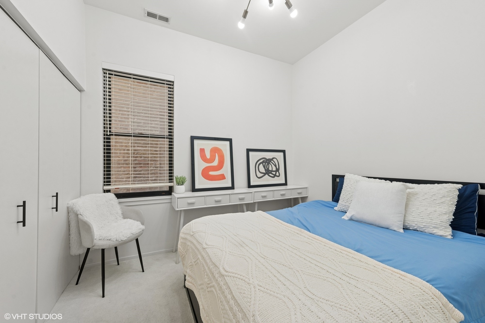 2031 W EVERGREEN Avenue Unit: 2W