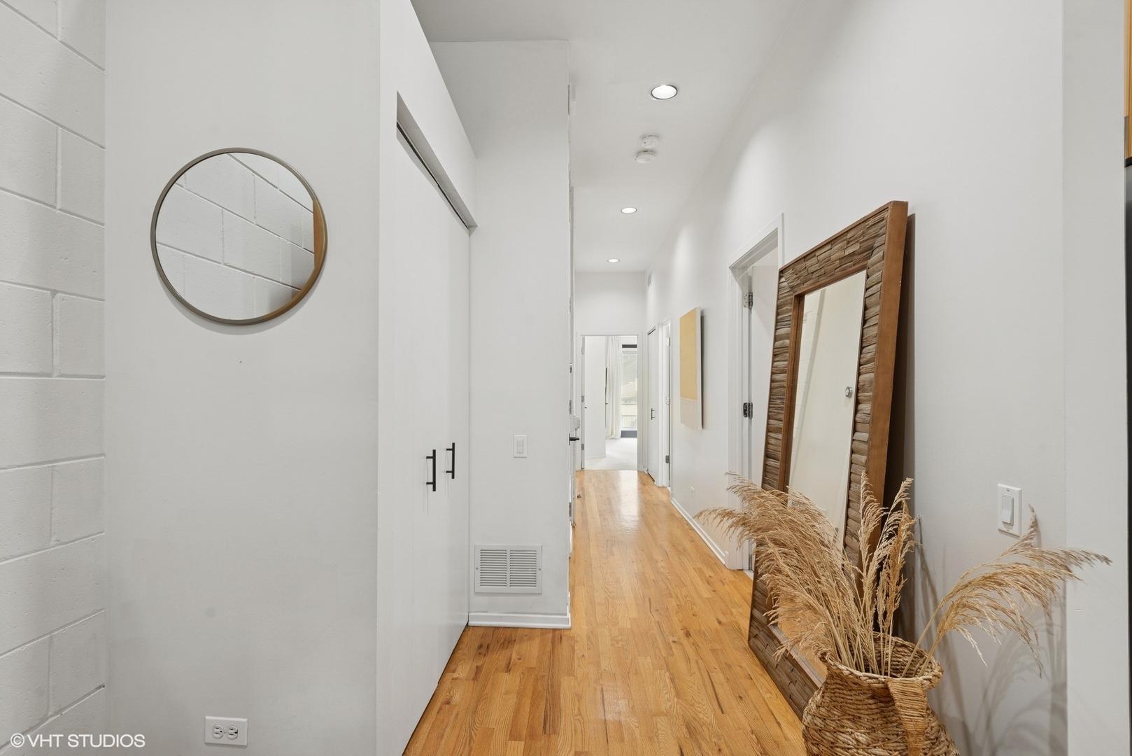 2031 W EVERGREEN Avenue Unit: 2W