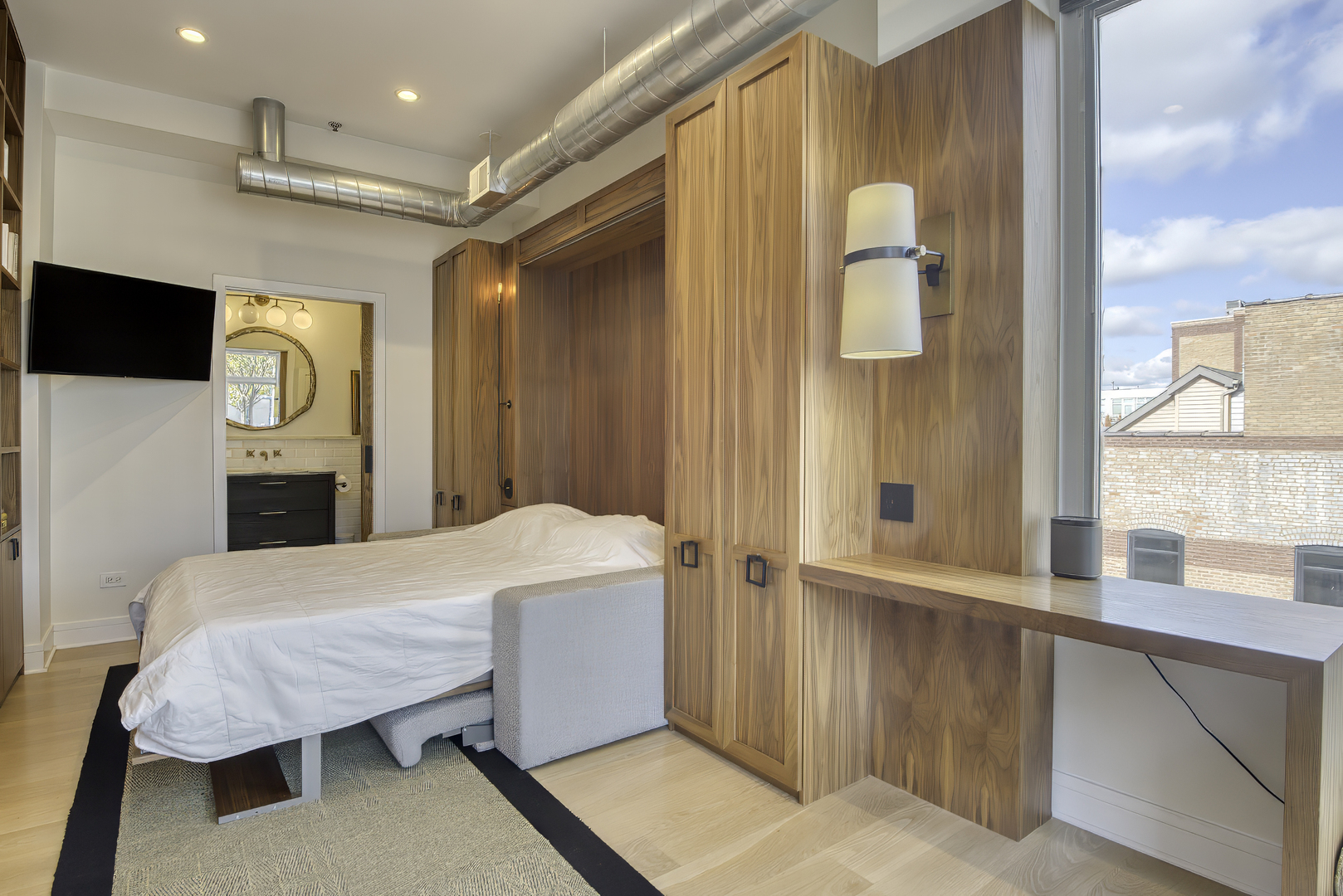 910 W Madison Street Unit: 904E