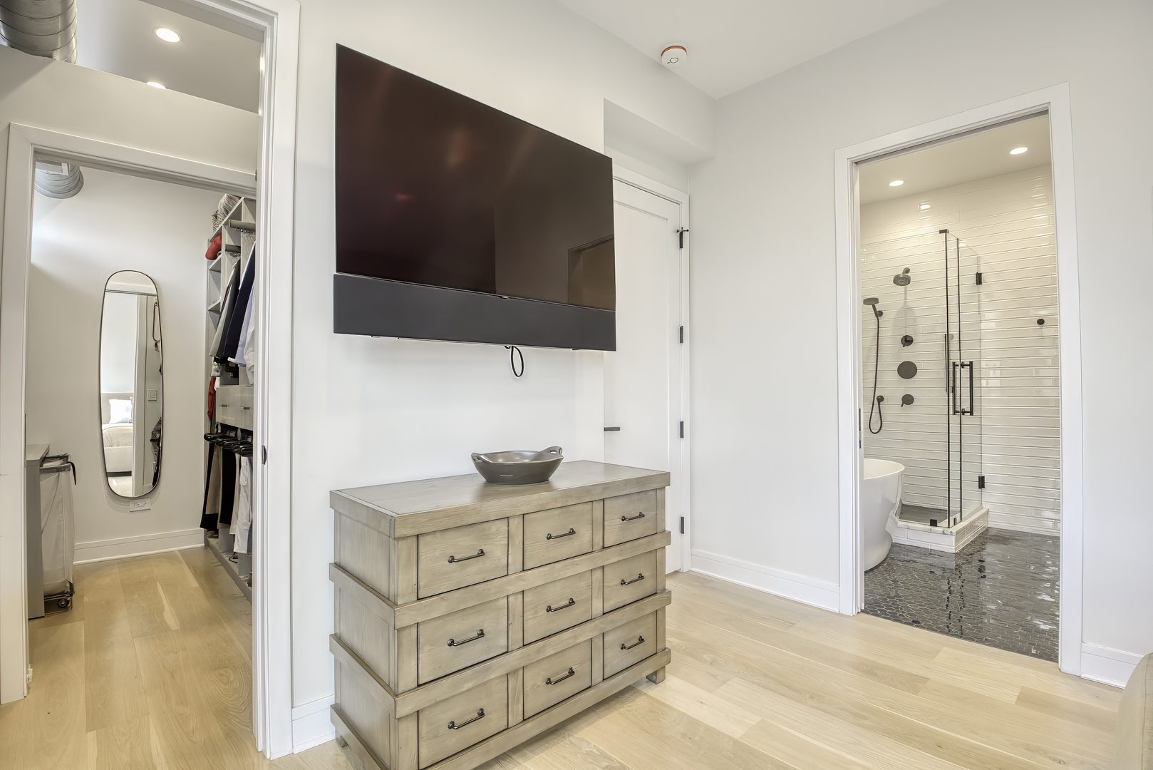 910 W Madison Street Unit: 904E