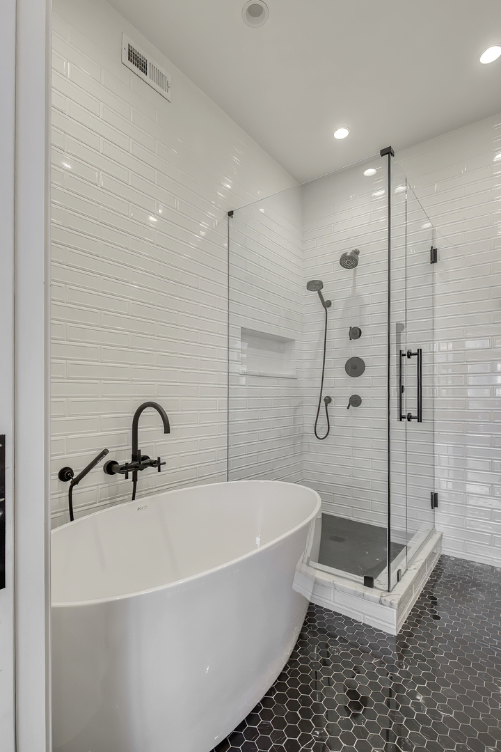 910 W Madison Street Unit: 904E