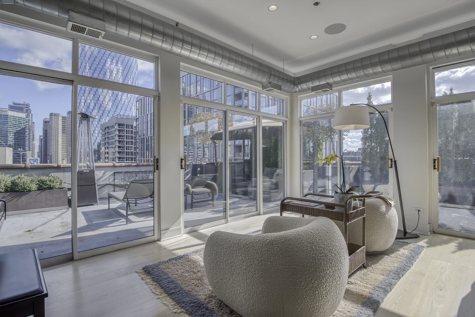 910 W Madison Street Unit: 904E