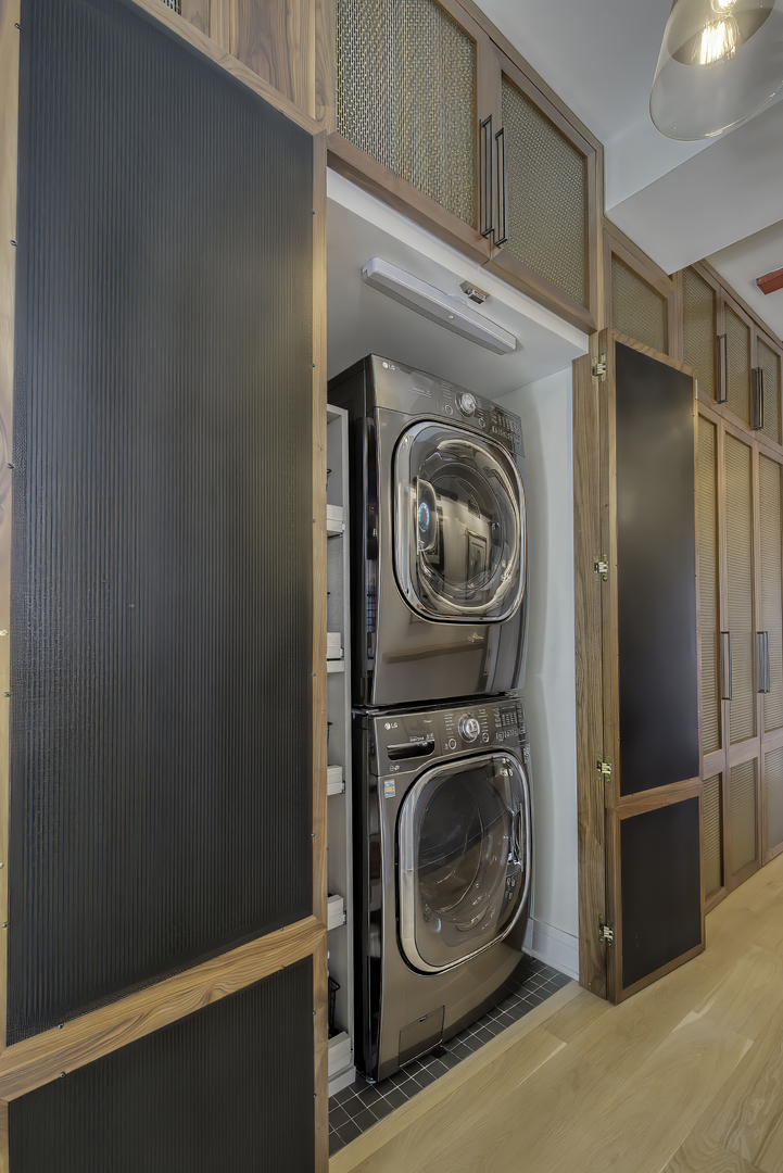 910 W Madison Street Unit: 904E