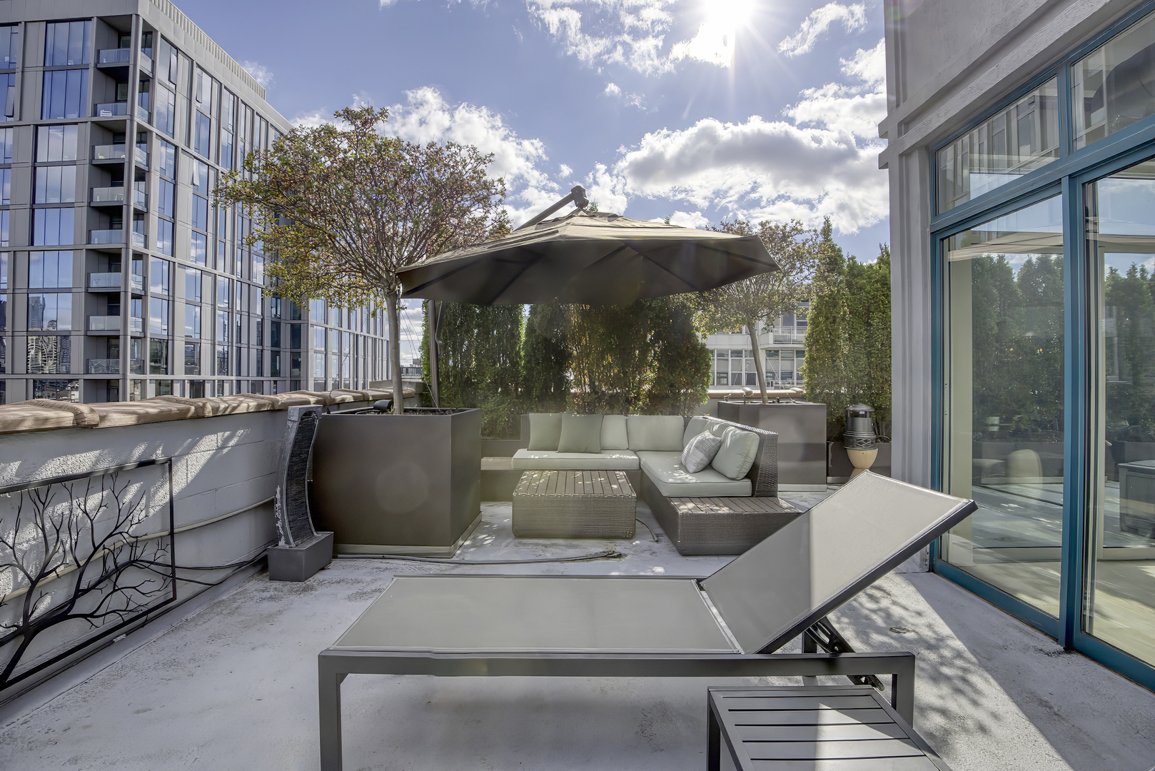 910 W Madison Street Unit: 904E