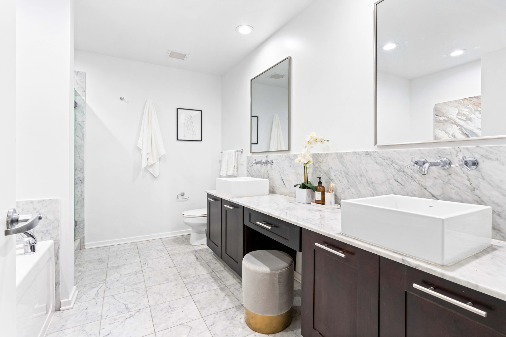 240 E ILLINOIS Street Unit: 606